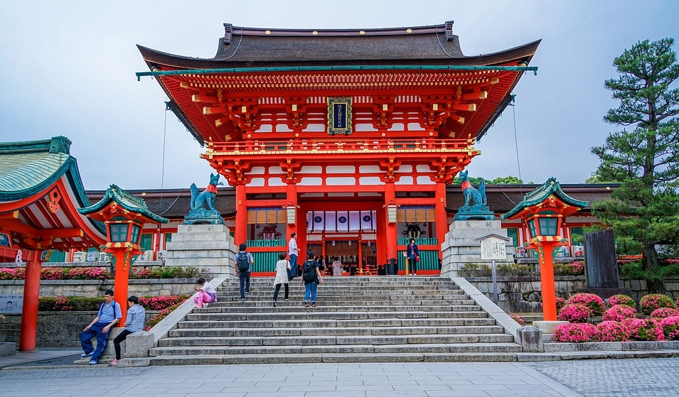 image of the main shrine building, also referred to as the Honden